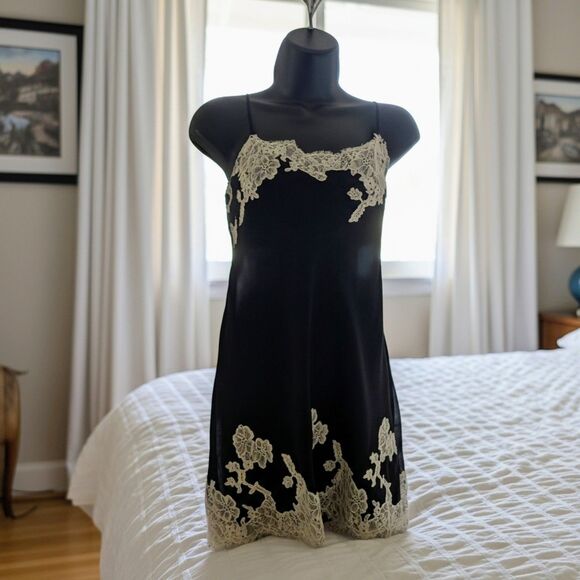 Victoria's Secret Medium Black with Ivory Lace Chamise Nighty Pajamas Romantic - Picture 1 of 7